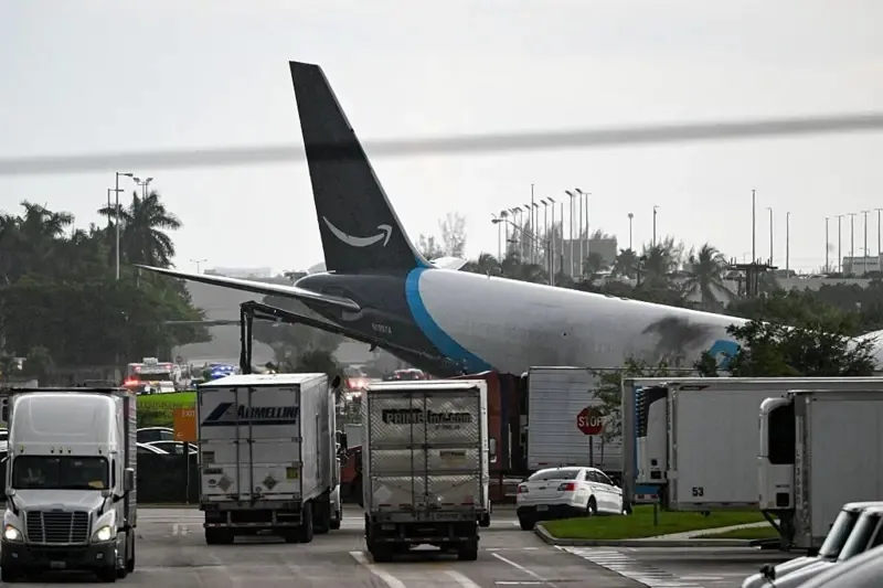 В аэропорту Майами грузовой самолёт Amazon Air выкатился за пределы взлётно-посадочной полосы