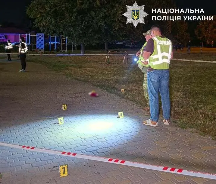 В Киеве мужчина взорвал гранату посреди улицы.
