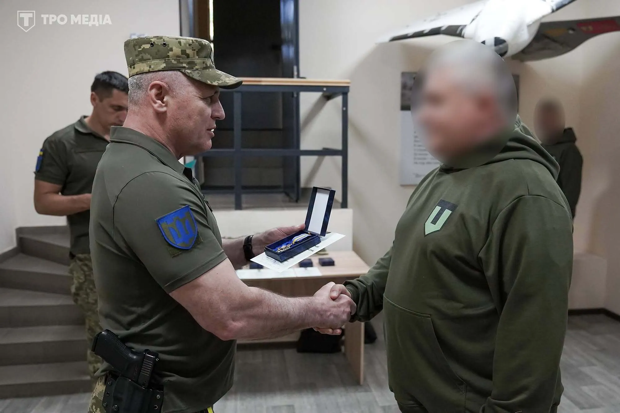 Игорь Плахута наградил военнослужащих-разведчиков Сил ТРО