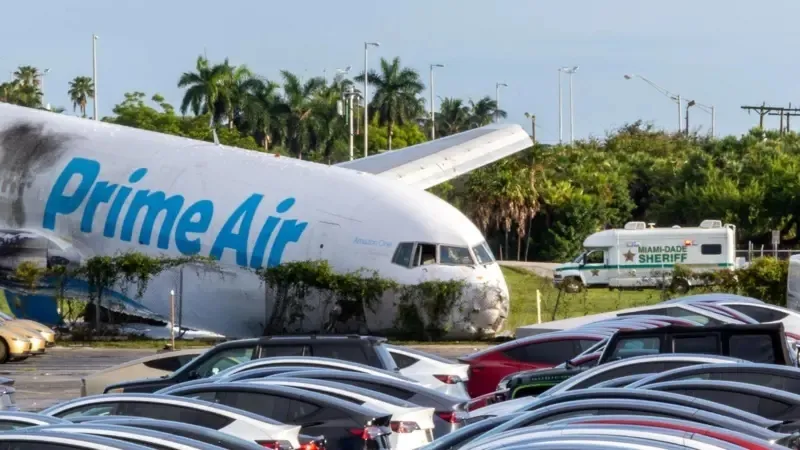 В аэропорту Майами грузовой самолёт Amazon Air выкатился за пределы полосы
