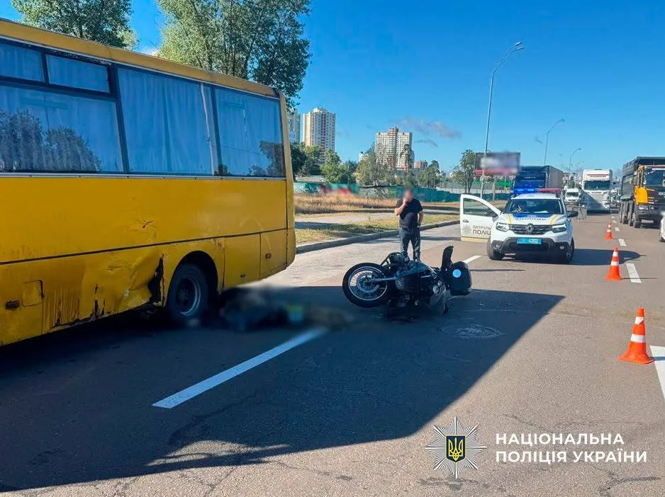 Сталась смертельна ДТП за участі маршрутки та мотоцикла.