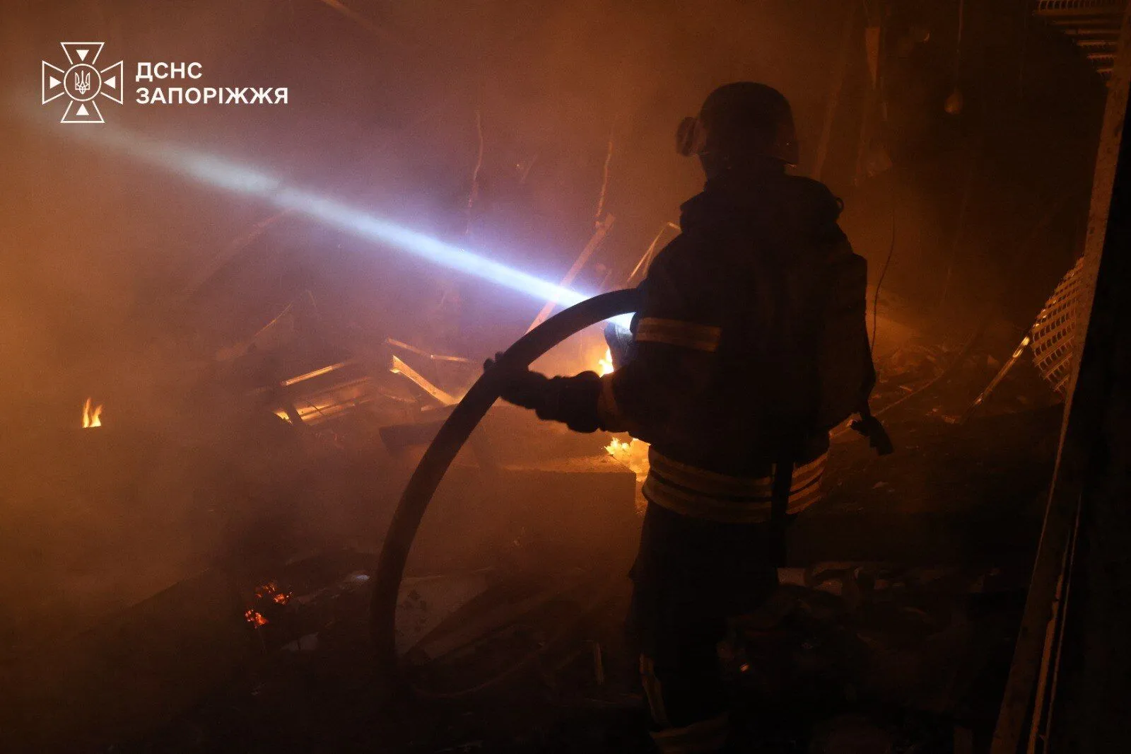 В Запорожье враг нанес удар по торговому центру