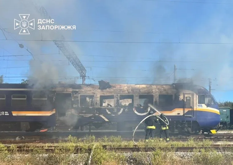 Последствия обстрела на железнодорожном вокзале.