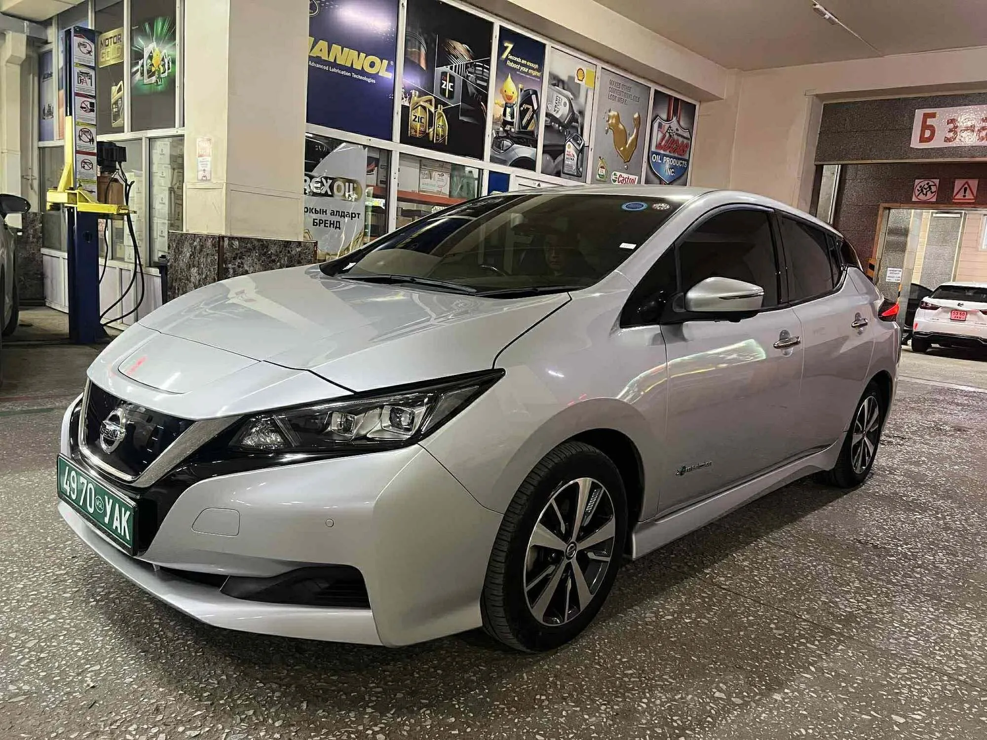 Nissan LEAF.