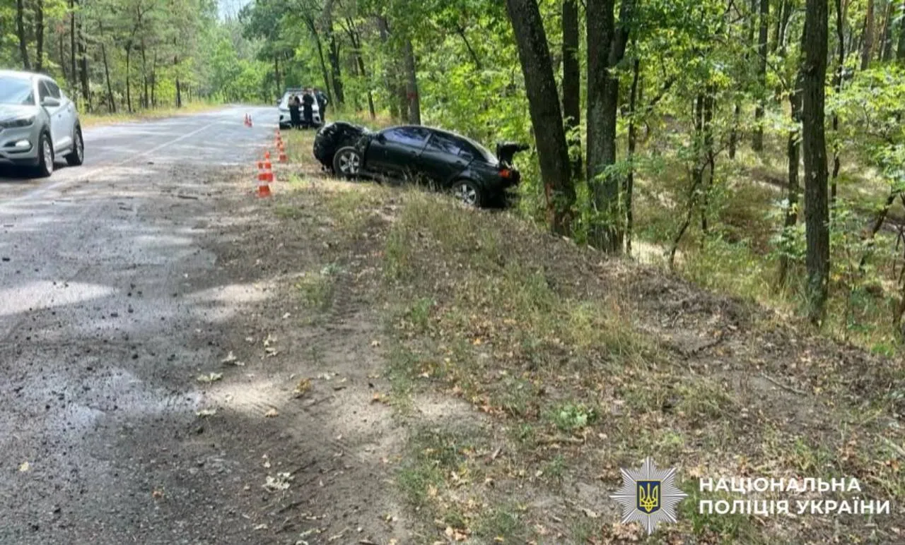 Mitsubishi Lancer на швидкості виїхав на узбіччя та протаранив дерево.