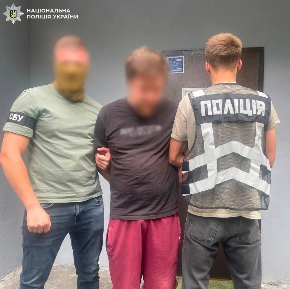 Підозрюваному загрожує до 10 років позбавлення волі.