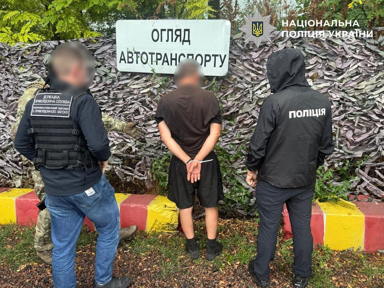 В ходе обысков правоохранители обнаружили еще одного потенциального «клиента» схемы в багажнике автомобиля.