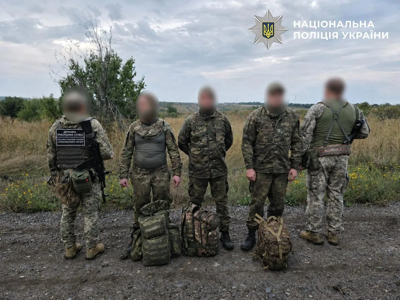 Мужчин переодевали в военную форму.