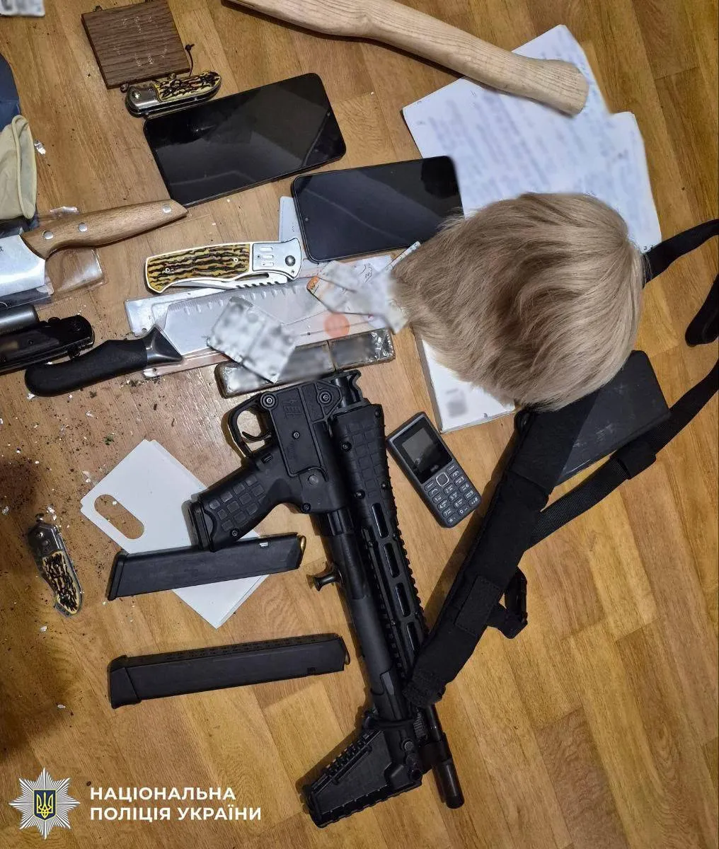 Во время обыска у задержанного изъяли огнестрельное оружие.