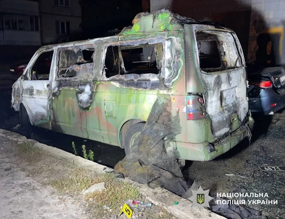 Чоловік підпалив військовий автомобіль за вказівкою куратора з РФ.