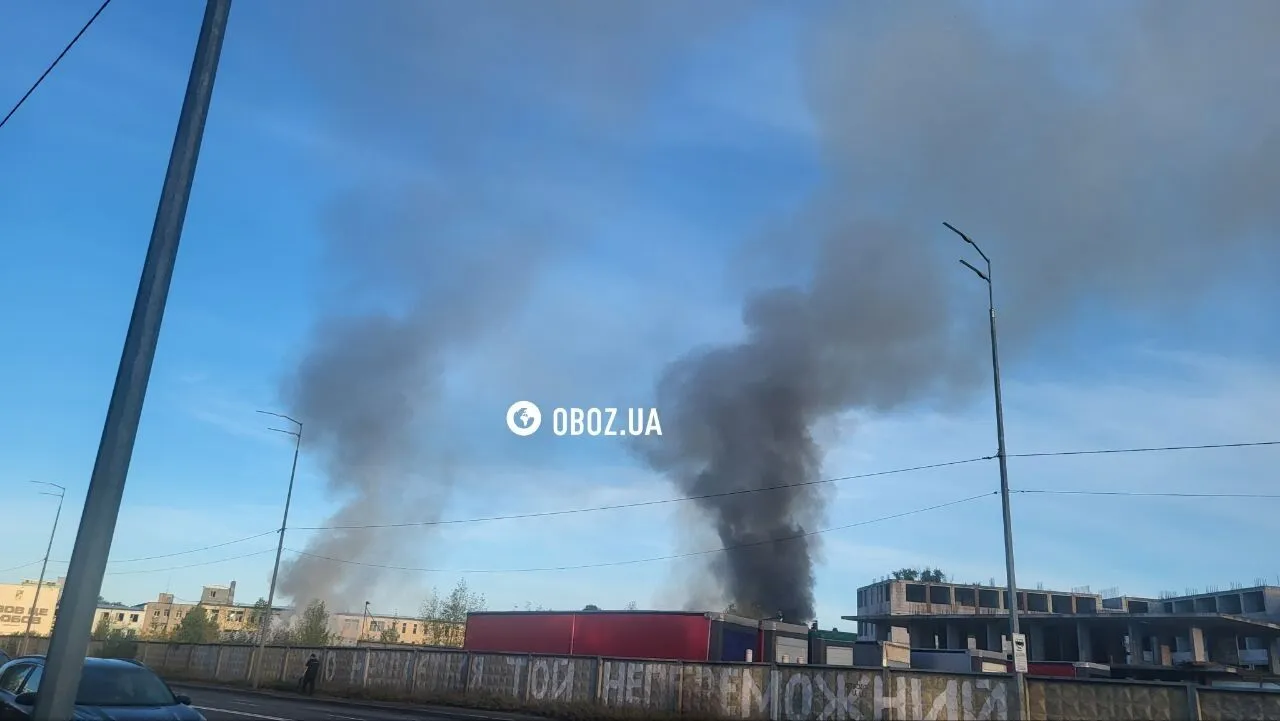 Дым от пожара был виден в разных районах Киева.