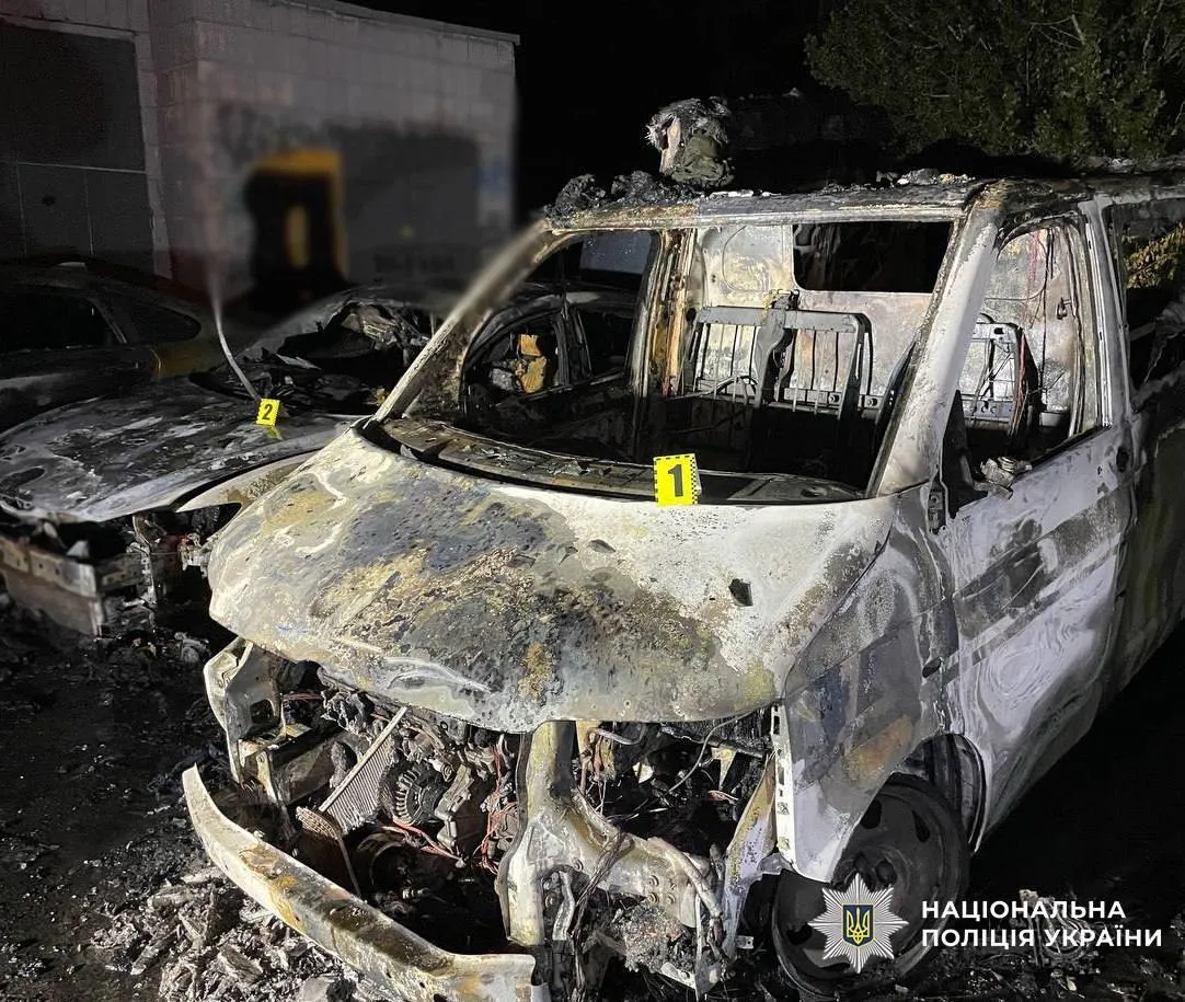 Чоловік підпалив військовий автомобіль за вказівкою куратора з РФ.