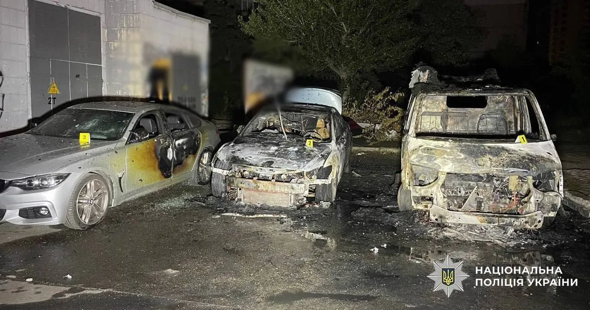 Чоловік підпалив військовий автомобіль за вказівкою куратора з РФ.