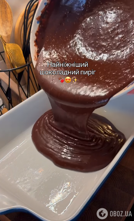 Выливаем шоколадное тесто в форму