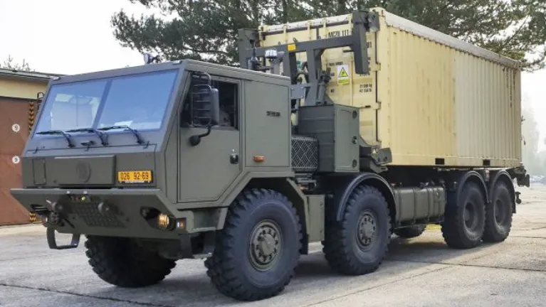 Грузовик Tatra Т-815-7 с колесной формулой 8×8.