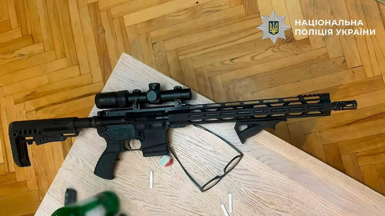 Чоловік стріляв з балкону будинку через конфлікт щодо паркомісця.