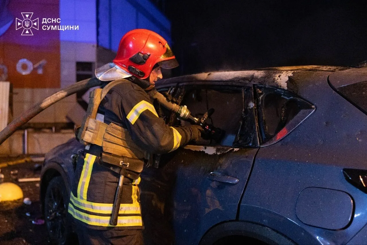 Росіяни атакували ТРЦ у Сумах.