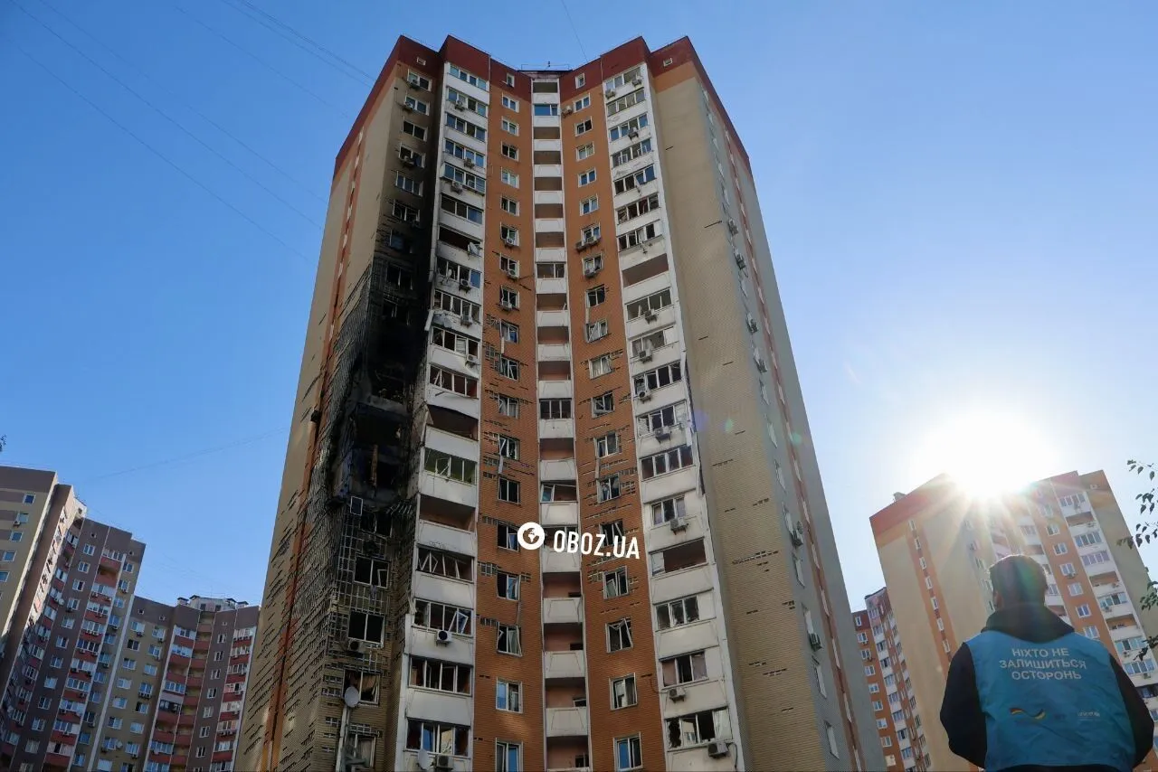 Наслідки влучання дрона у будинок.