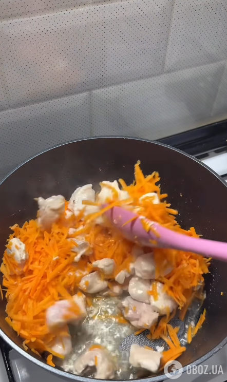 Обжариваем курицу с овощами
