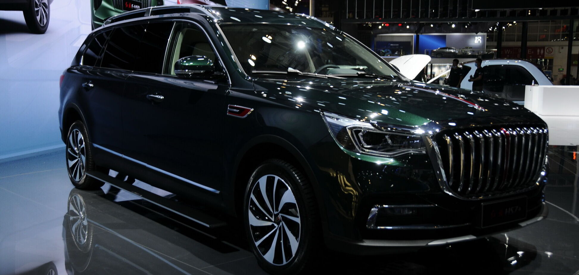 Китайцы показали очень длинный кроссовер с дизайном BMW X7 и VW Touareg