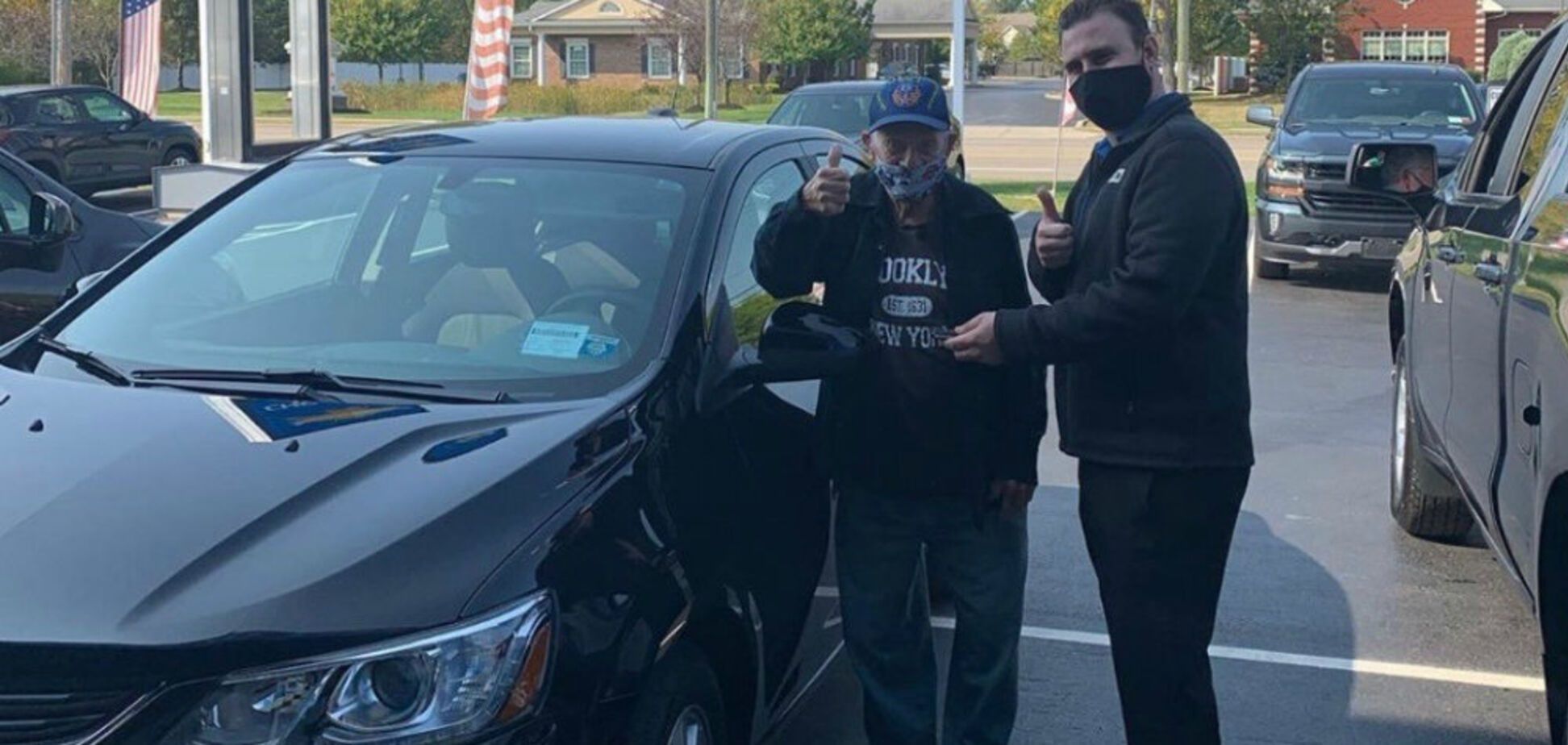 104-летний ветеран отправился покупать новую машину: ему ее подарили