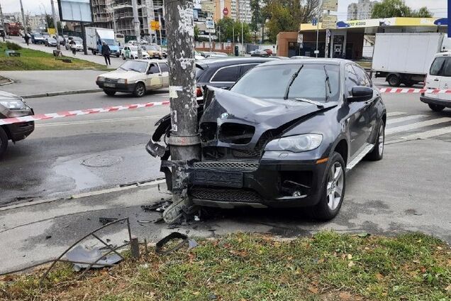 У Києві BMW врізався в стовп, а водій забув про аварію та заявив про викрадення. Фото ДТП