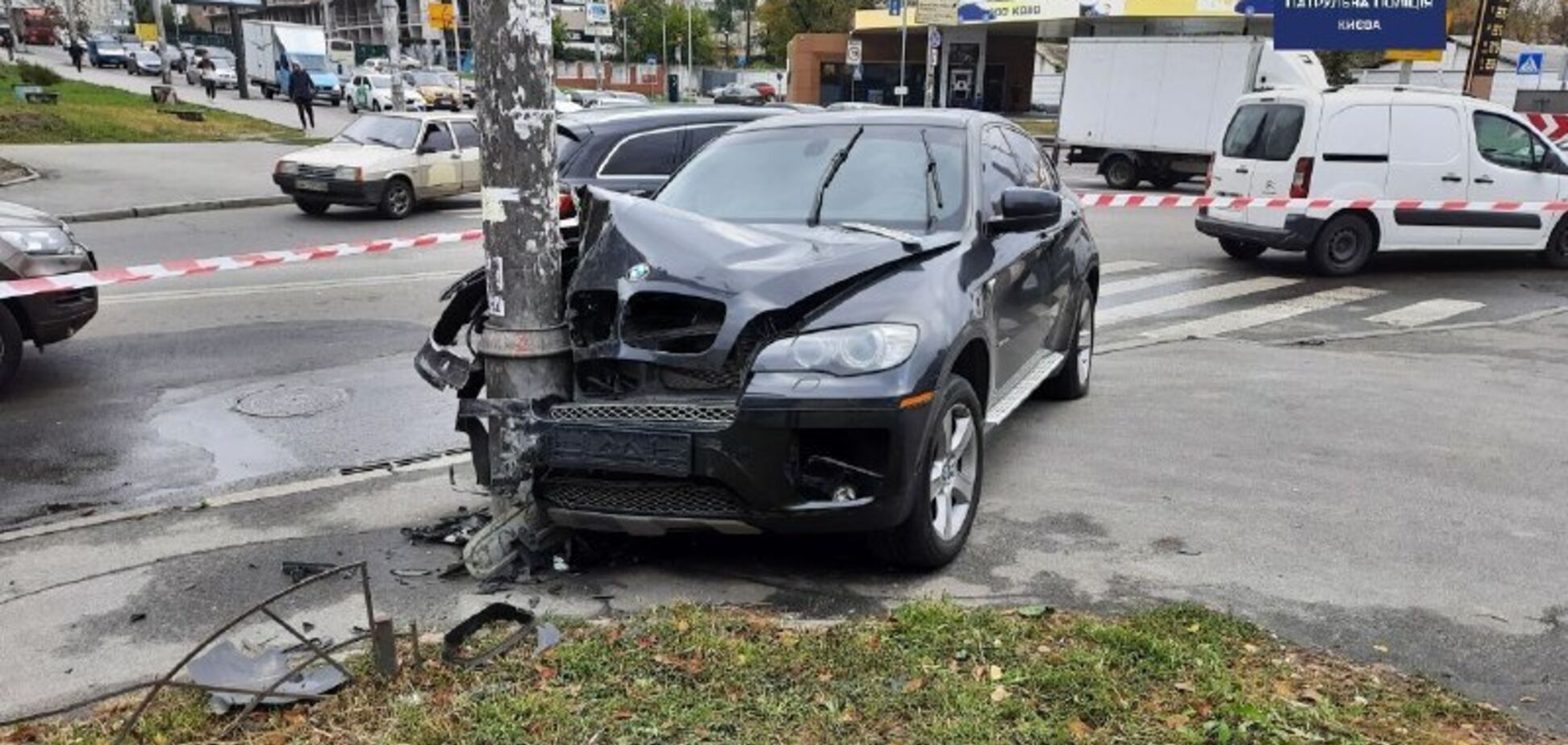 У Києві BMW врізався в стовп, а водій забув про аварію та заявив про викрадення. Фото ДТП