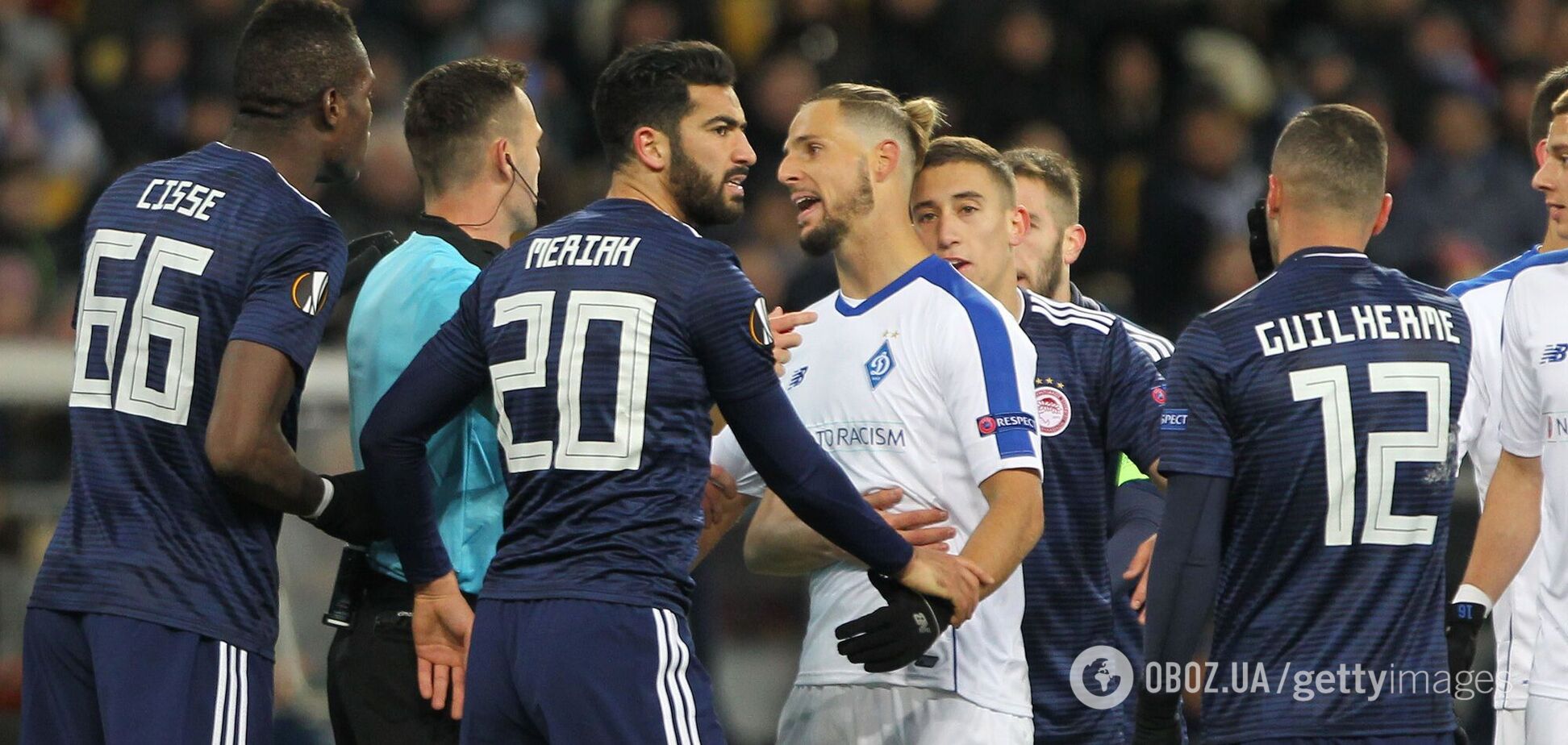 Фран Соль в окружении игроков 'Олимпиакоса'