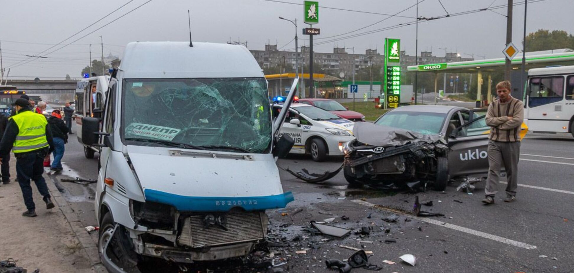 В Днепре таксист уснул за рулем и влетел в маршрутку, есть пострадавшие. Фото