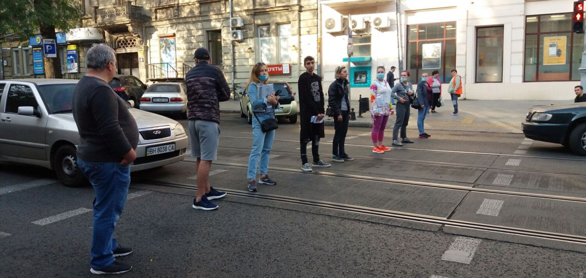 Одесити вийшли на протест через гучні посиденьки в ресторані. Фото і відео