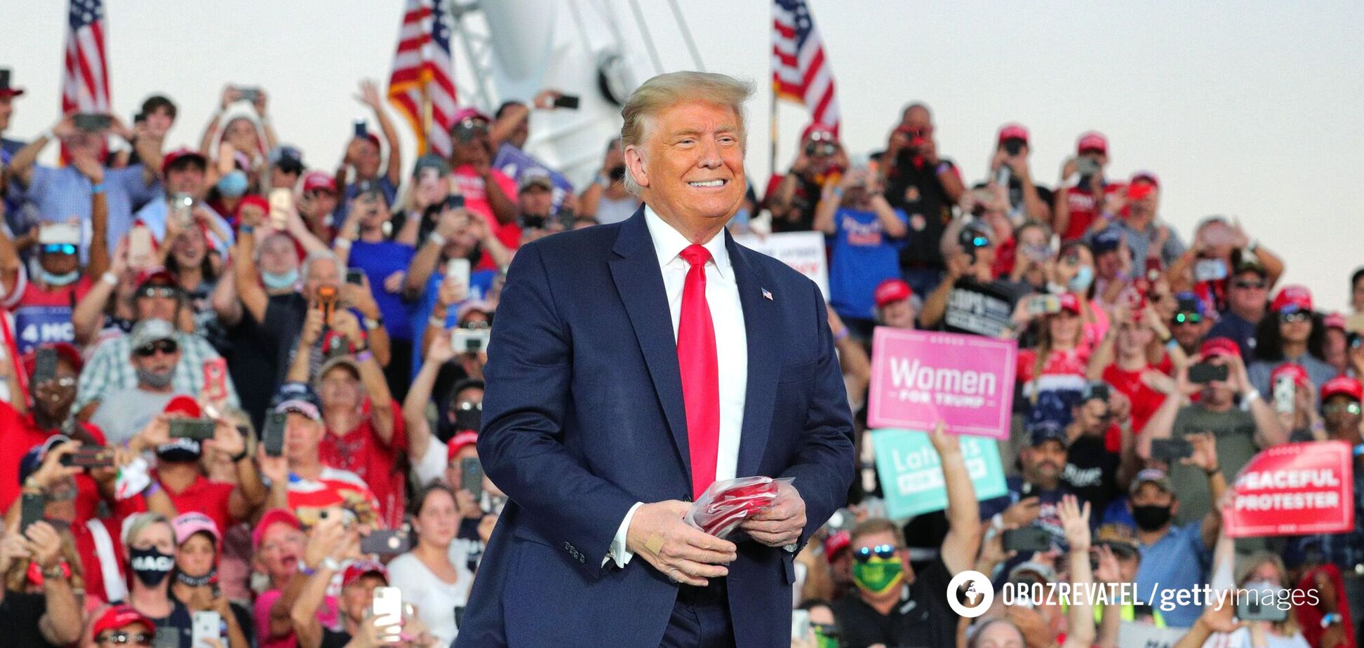 Трамп вышел на многолюдный митинг с открытым лицом и бросал маски в толпу. Фото и видео