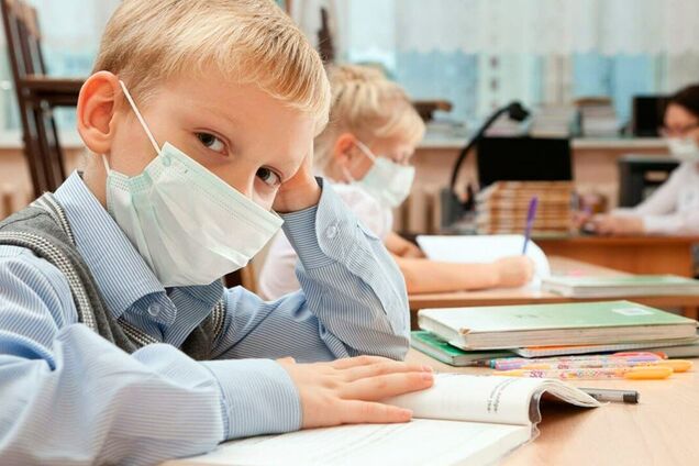 За последние недели массово начали выявлять коронавирус у детей школьного возраста