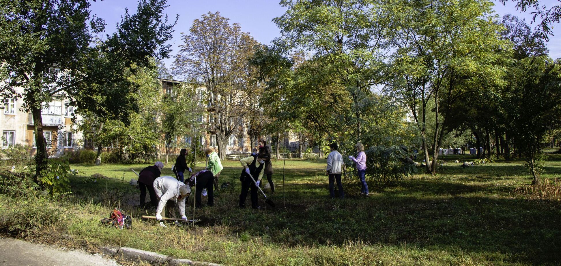 В Днепре слушатели 'Университета третьего возраста' и другие горожане высадили 170 деревьев