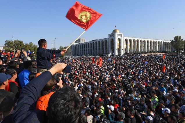 В Бишкеке действует режим чрезвычайного положения