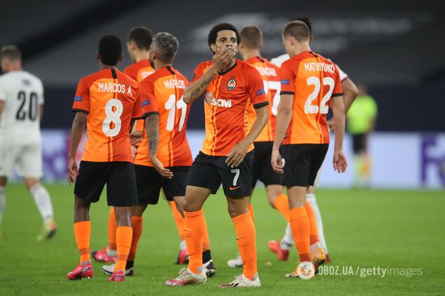 Тайсон празднует гол вместе с партнерами