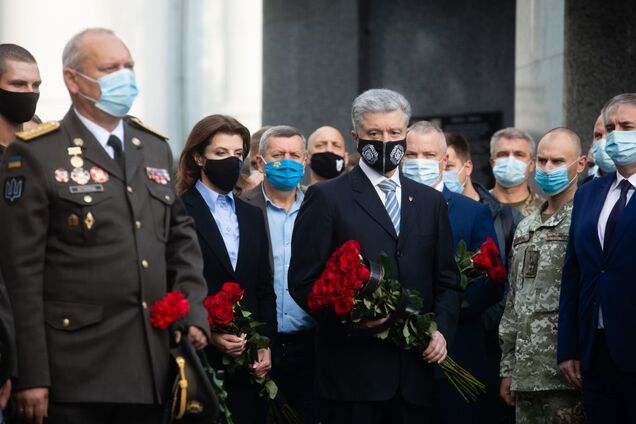 Семья Порошенко почтила погибших защитников Украины. Фото