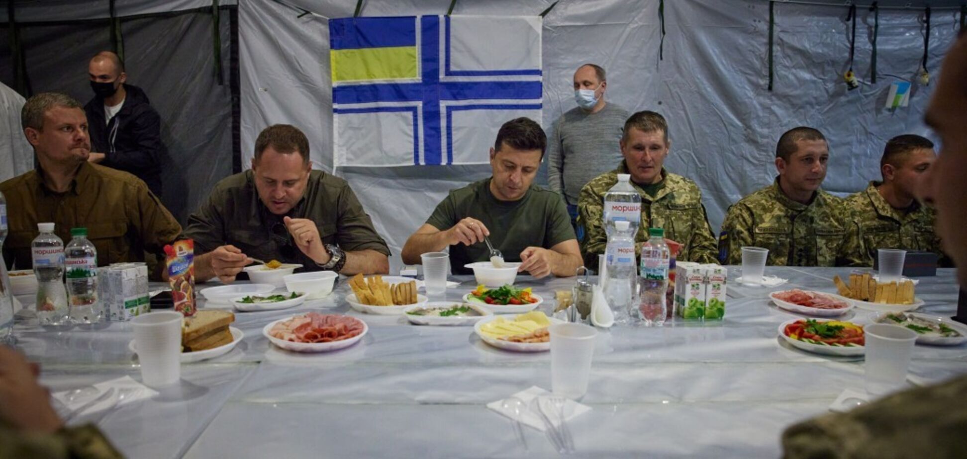 Зеленский и Ермак пообедали с военными