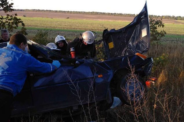 Под Днепром автомобиль влетел в дерево: водителя вырезали спасатели