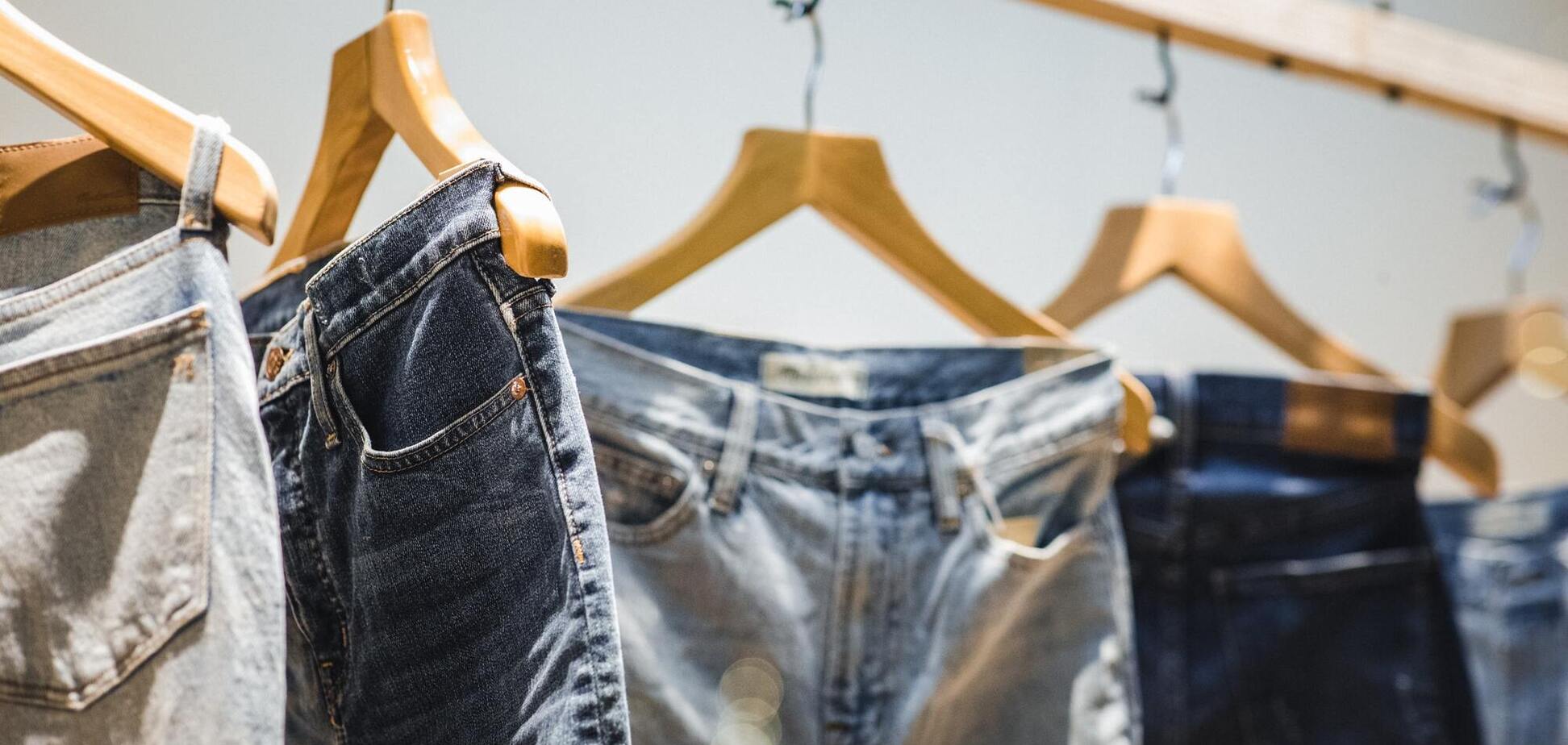 У результаті прання джинси набувають зношеного вигляду