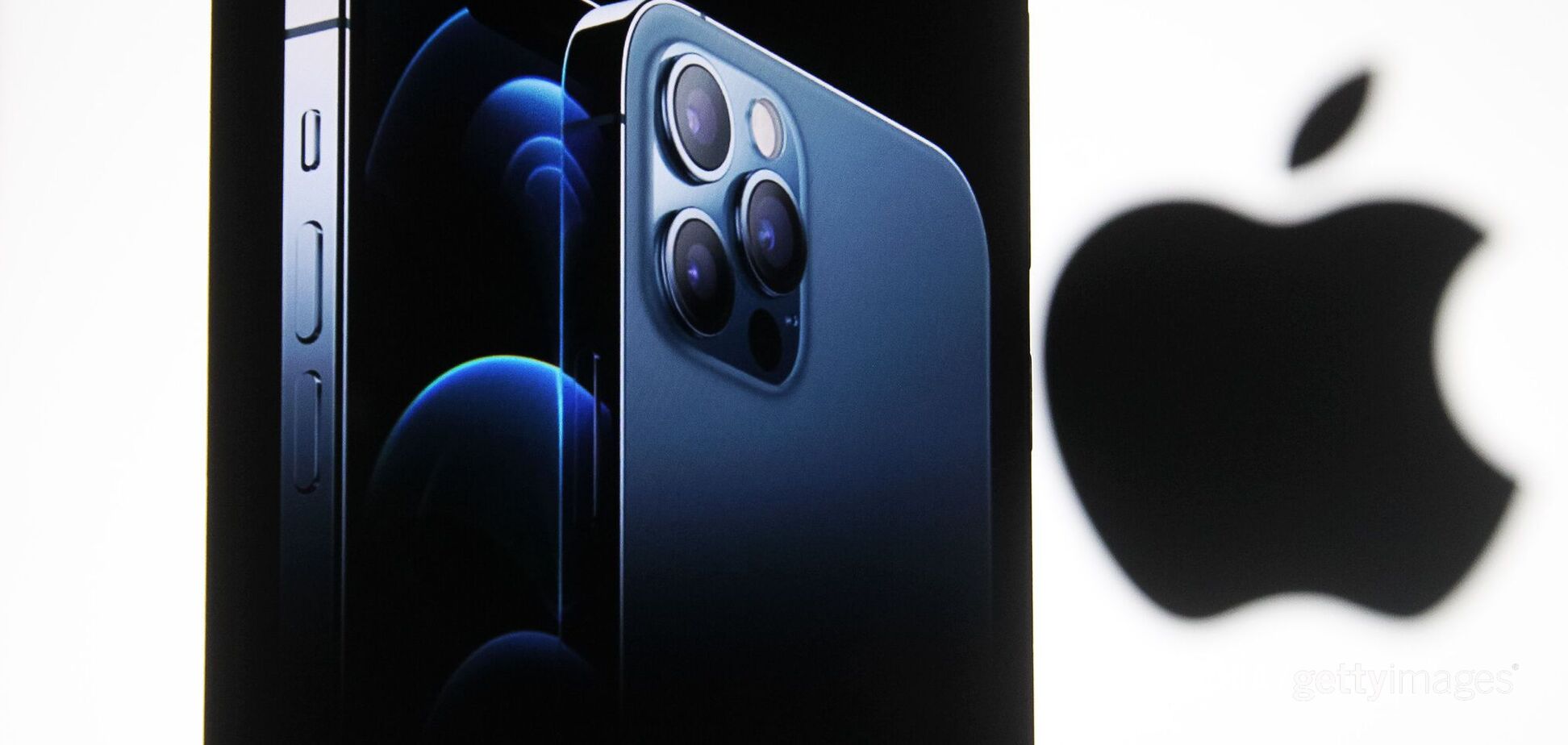 iPhone 12 використали для реклами презервативів