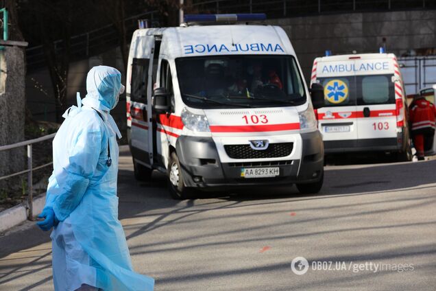 Скорые возле одной из киевских больниц (иллюстрационное фото)