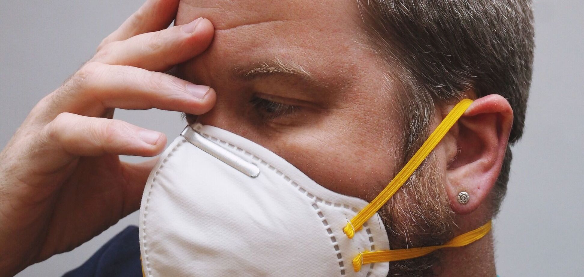 Мужчина в маске