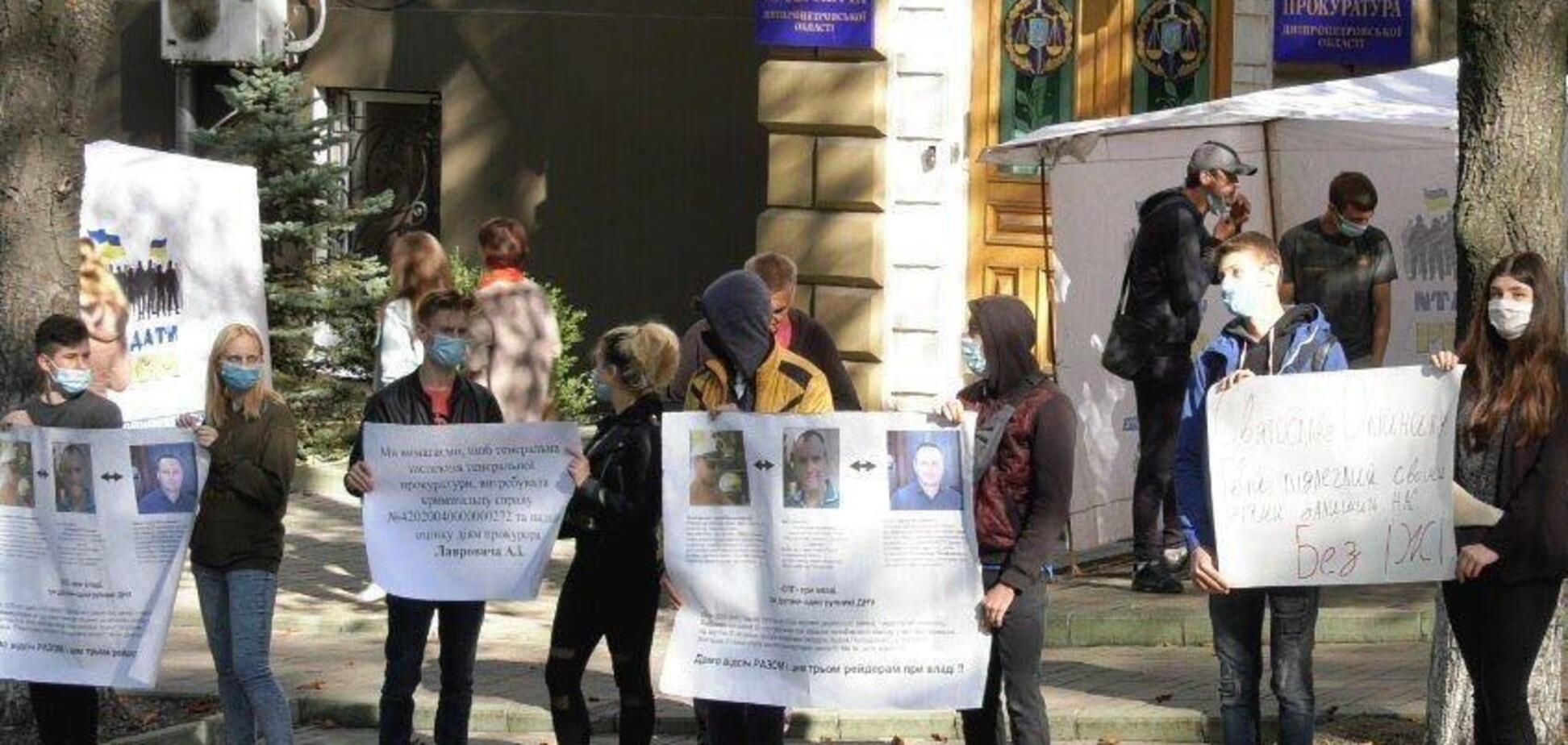 В Днепре под облпрокуратурой требовали прекратить 'расправы над активистами'