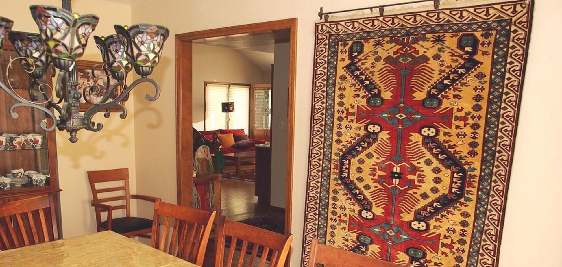 В СРСР наявність килимівув квартирі свідчила про заможність і демонструвала достаток сім'ї