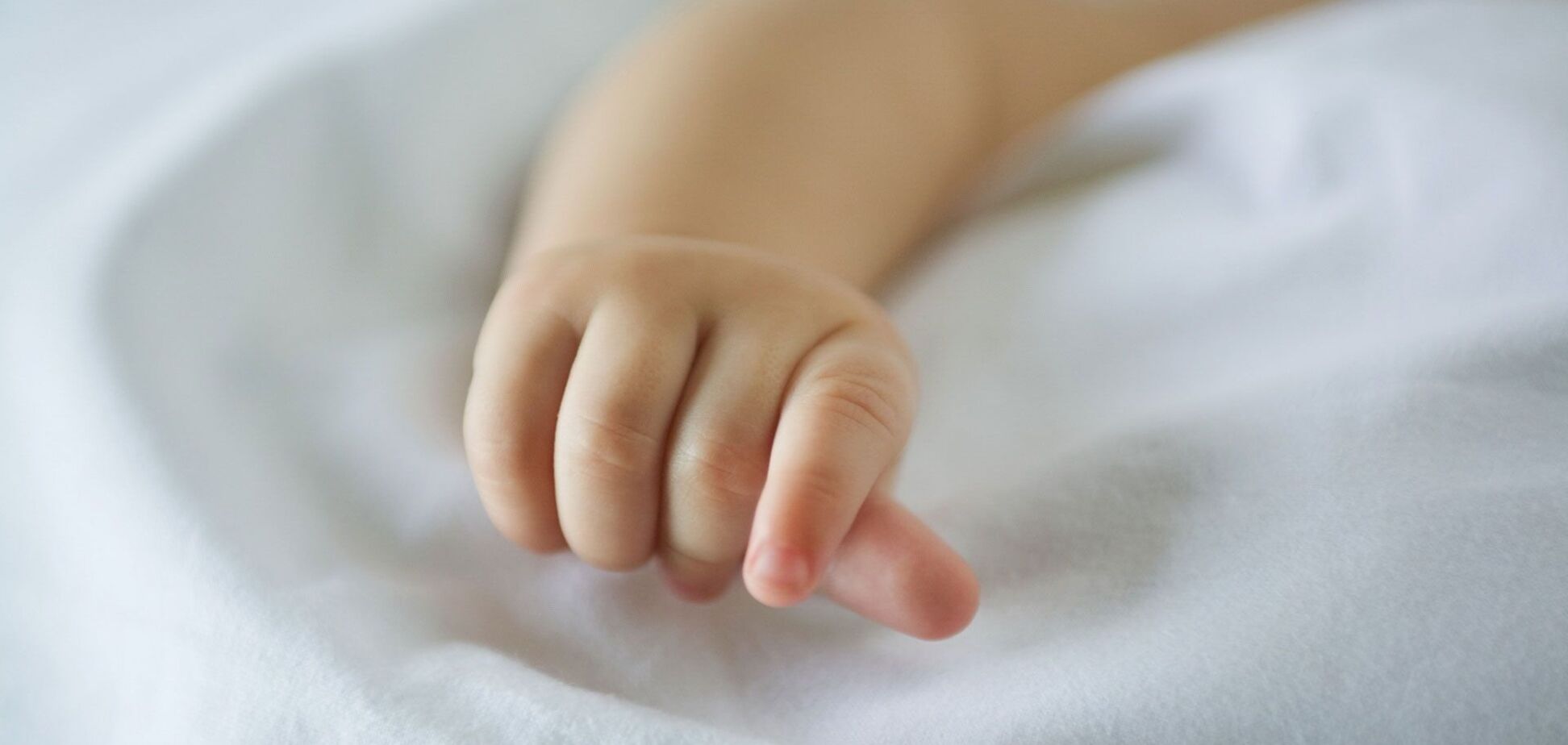 В Луцке мертвого новорожденного ребенка нашли на остановке