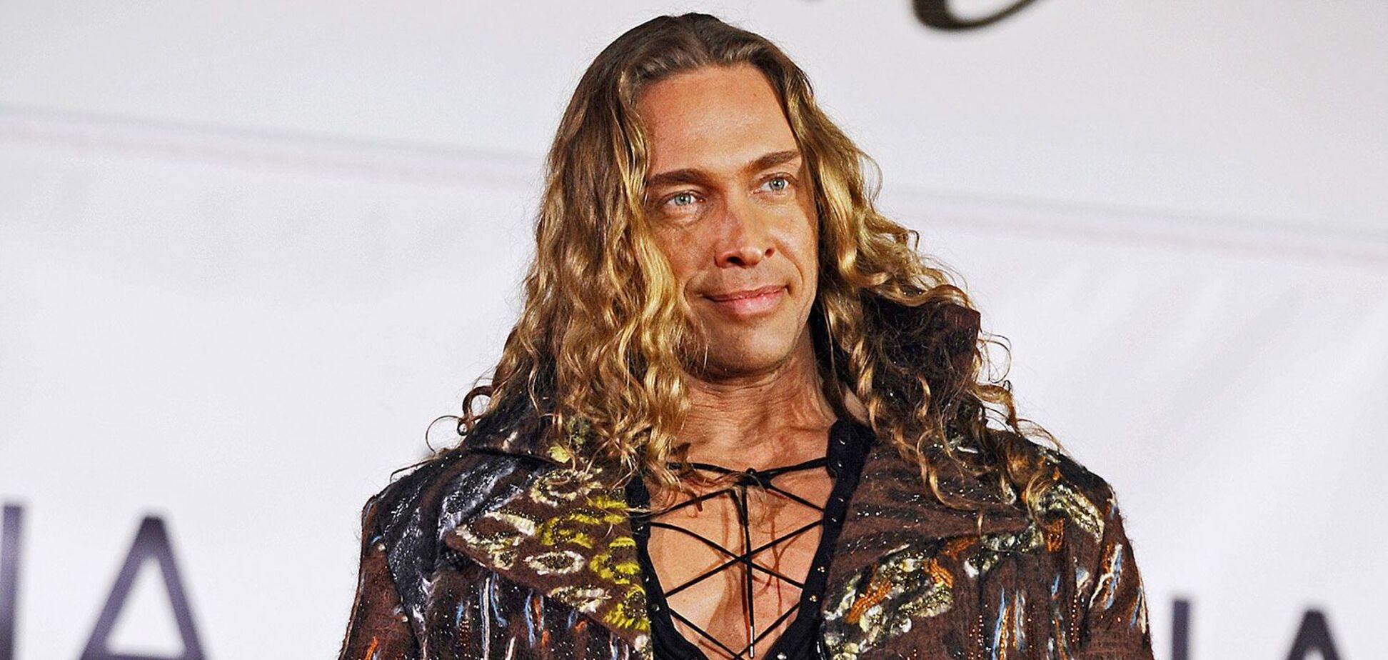 Напівоголений Тарзан після зради записав пісню про кохання до Корольової