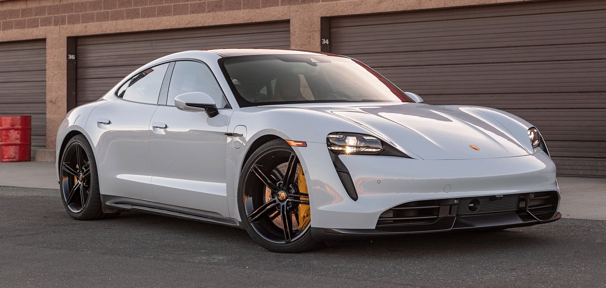 Первый электромобиль Porsche разбили через 20 секунд после старта