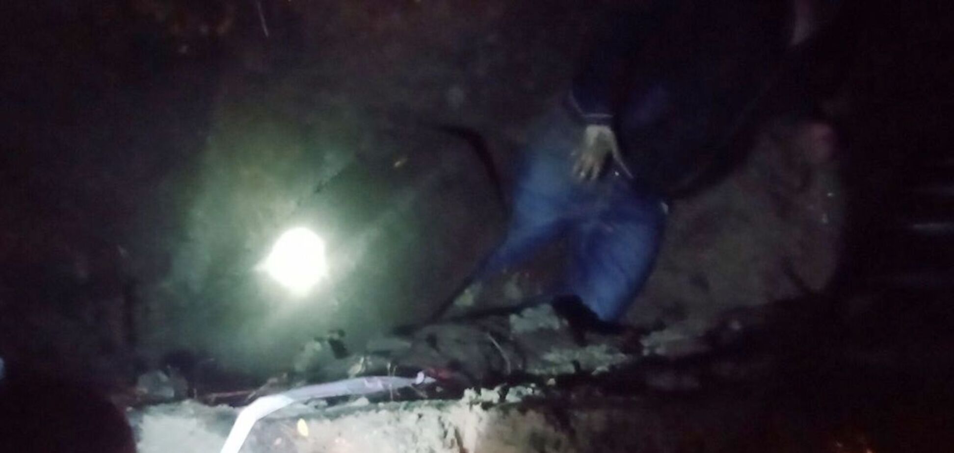 В Днепре женщина упала в яму, ее зажало железобетонной плитой