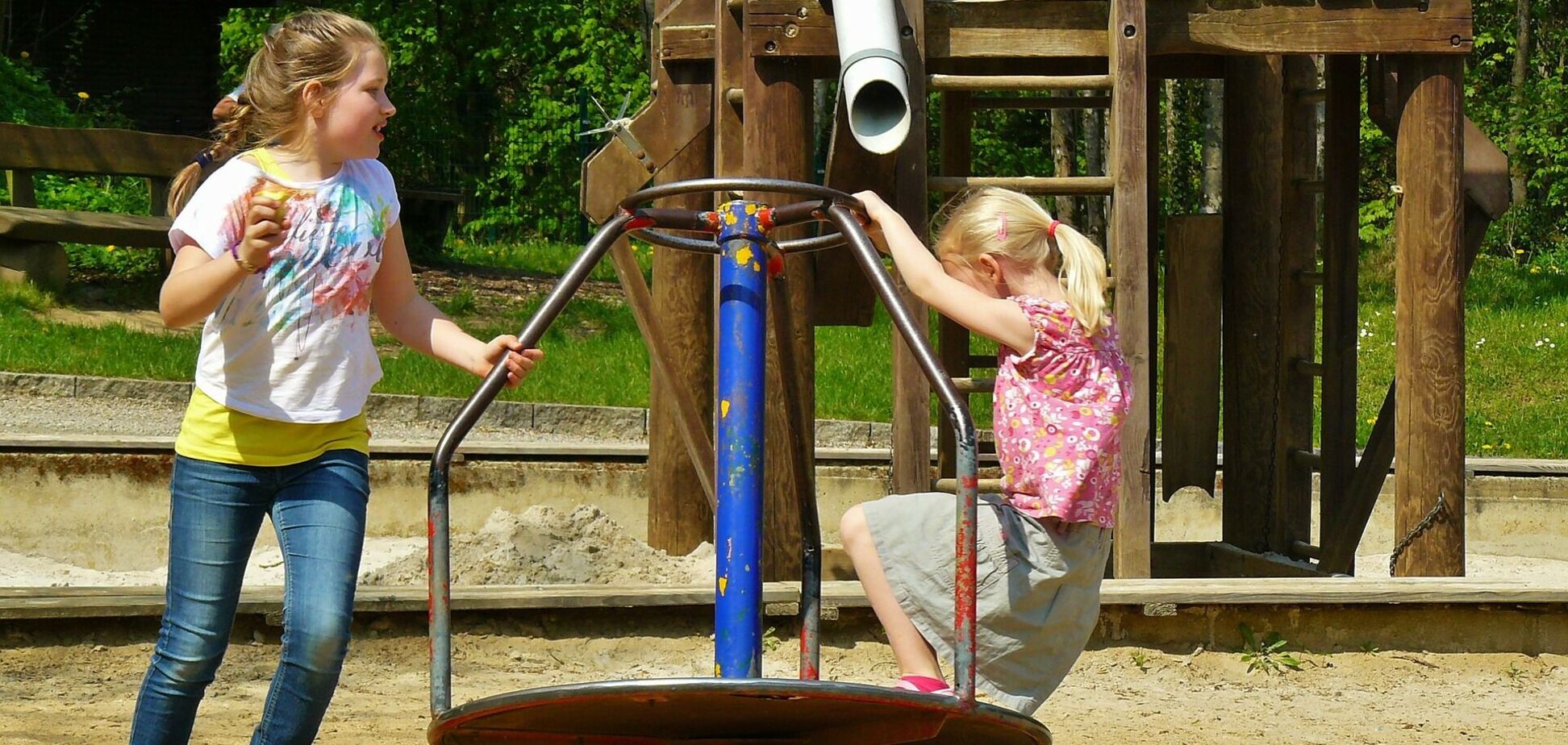 Діти грають на майданчику