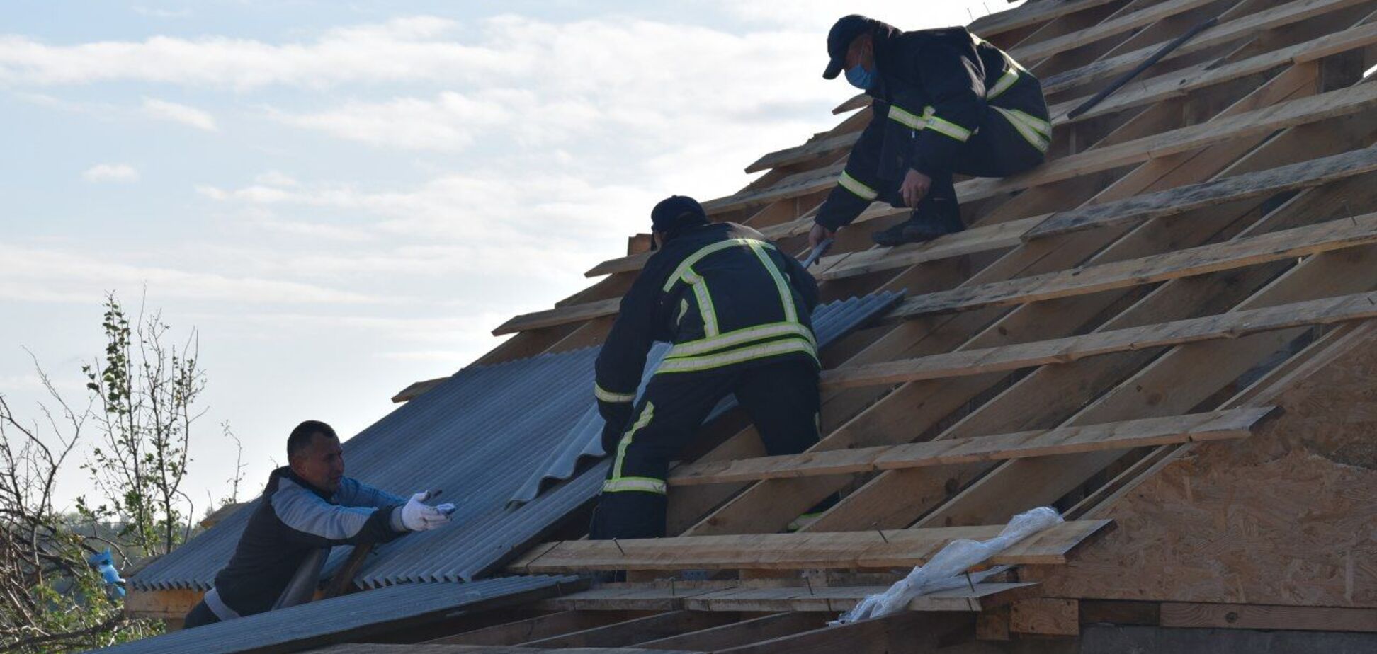 Непогода в Украине повредила крыши 140 зданий